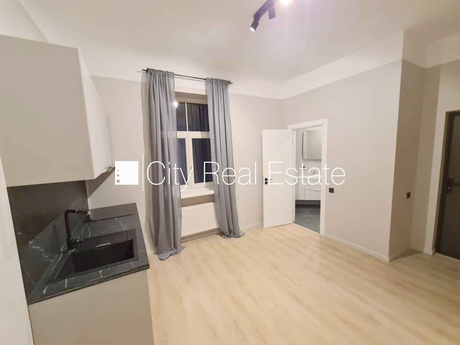 Sludinājumi. Pagalma ēka, renovēta māja, slēgts pagalms, ieeja no ielas un pagalma, ir lifts, kāpņu telpa pēc Cena: 420 EUR/mēn Foto #7