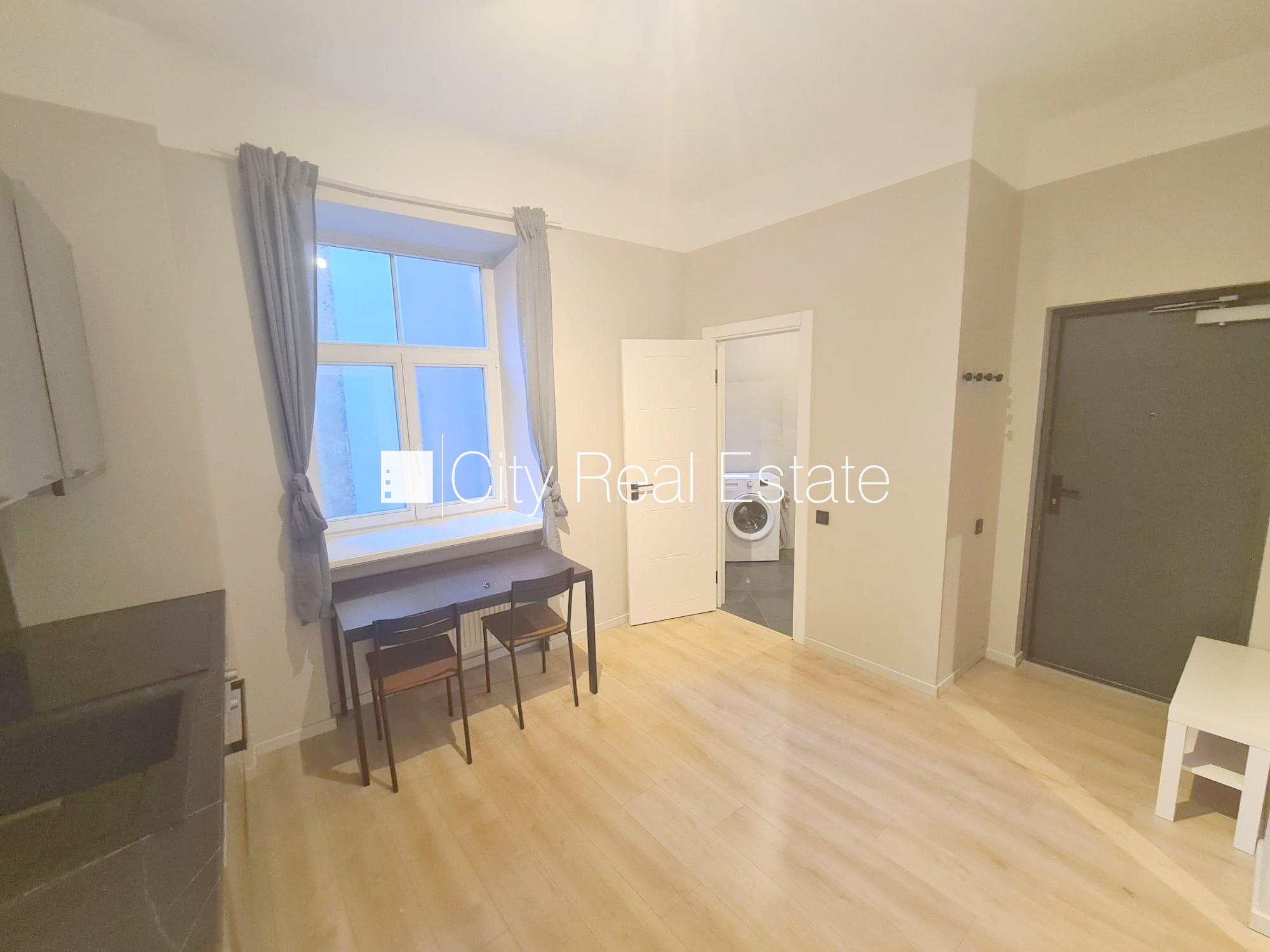 Sludinājumi. Pagalma ēka, renovēta māja, slēgts pagalms, ieeja no ielas un pagalma, ir lifts, kāpņu telpa pēc Cena: 420 EUR/mēn Foto #8