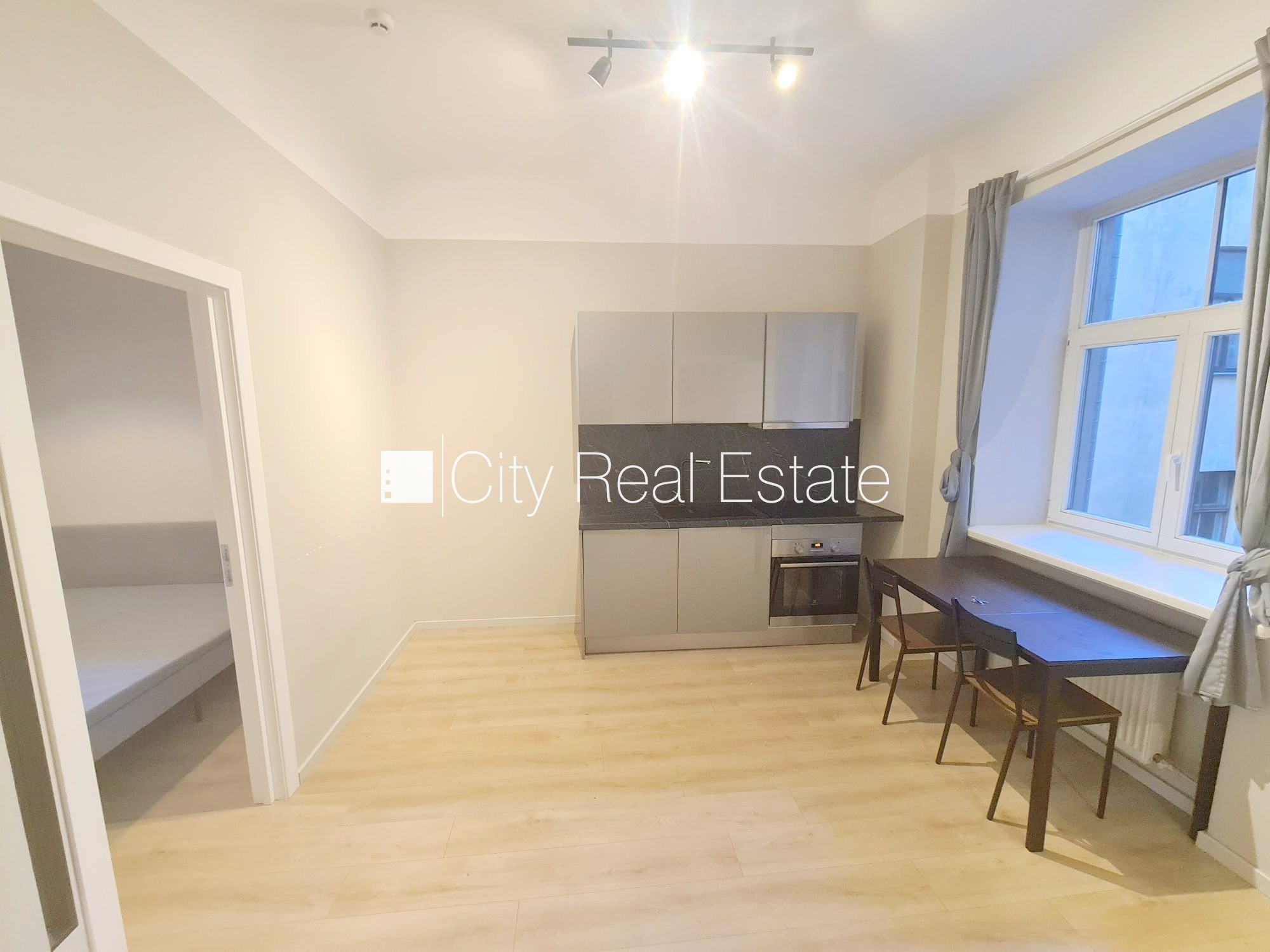 Sludinājumi. Pagalma ēka, renovēta māja, slēgts pagalms, ieeja no ielas un pagalma, ir lifts, kāpņu telpa pēc Cena: 420 EUR/mēn Foto #2