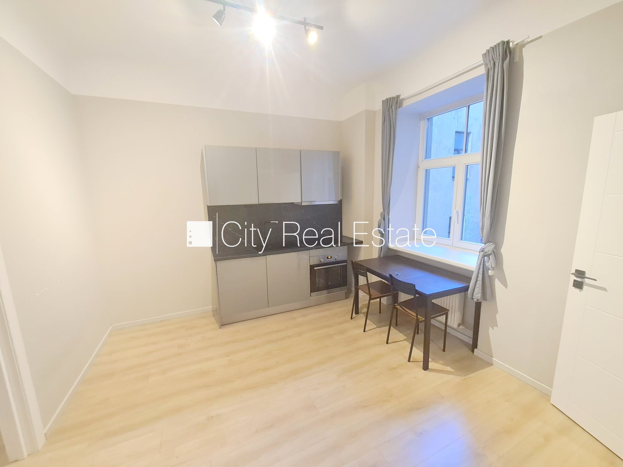 Sludinājumi. Pagalma ēka, renovēta māja, slēgts pagalms, ieeja no ielas un pagalma, ir lifts, kāpņu telpa pēc Cena: 420 EUR/mēn Foto #15