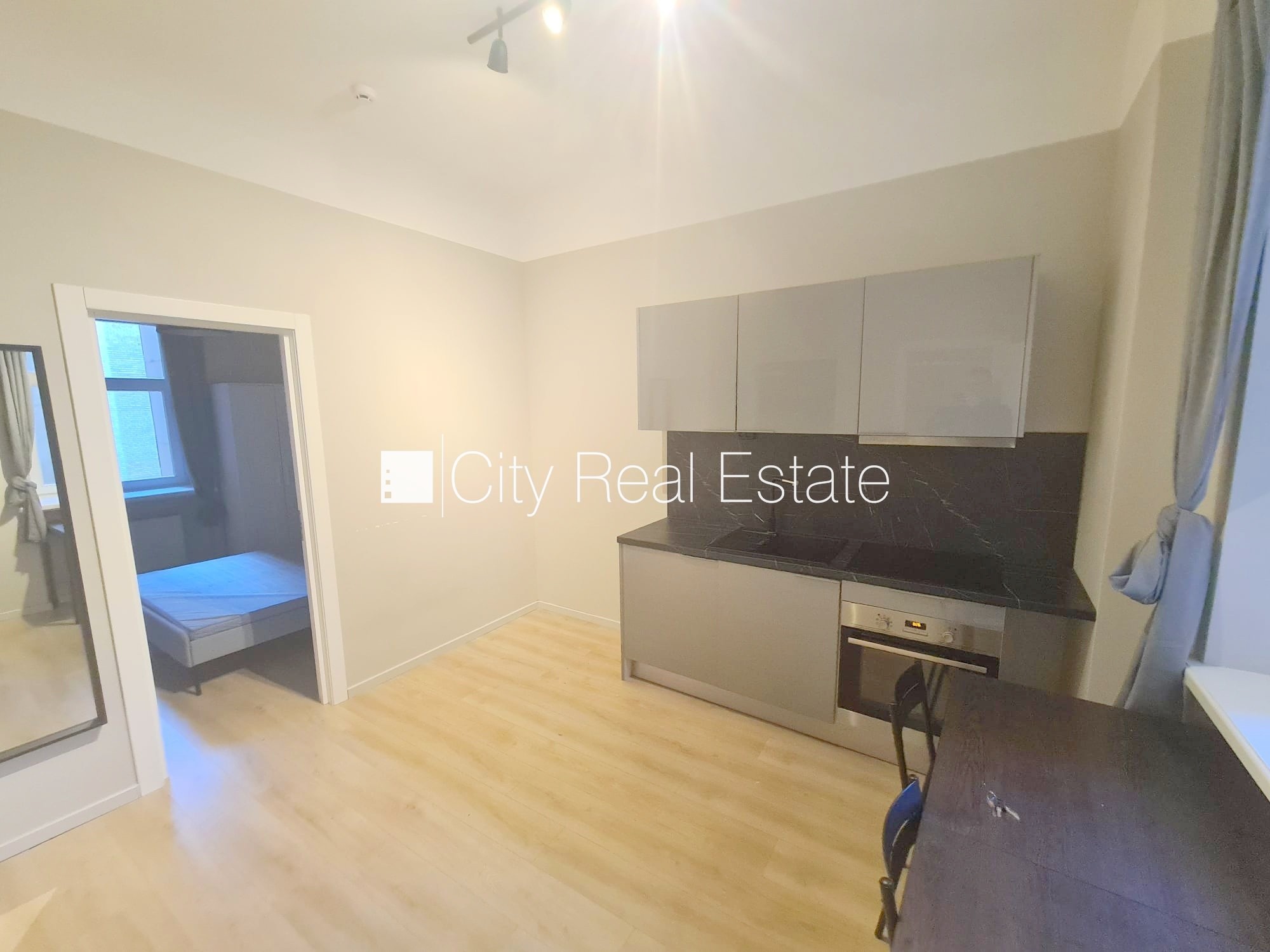 Sludinājumi. Pagalma ēka, renovēta māja, slēgts pagalms, ieeja no ielas un pagalma, ir lifts, kāpņu telpa pēc Cena: 420 EUR/mēn Foto #1