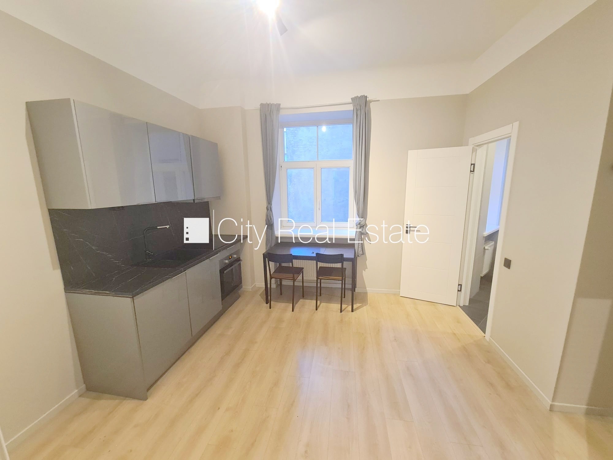 Sludinājumi. Pagalma ēka, renovēta māja, slēgts pagalms, ieeja no ielas un pagalma, ir lifts, kāpņu telpa pēc Cena: 420 EUR/mēn Foto #3