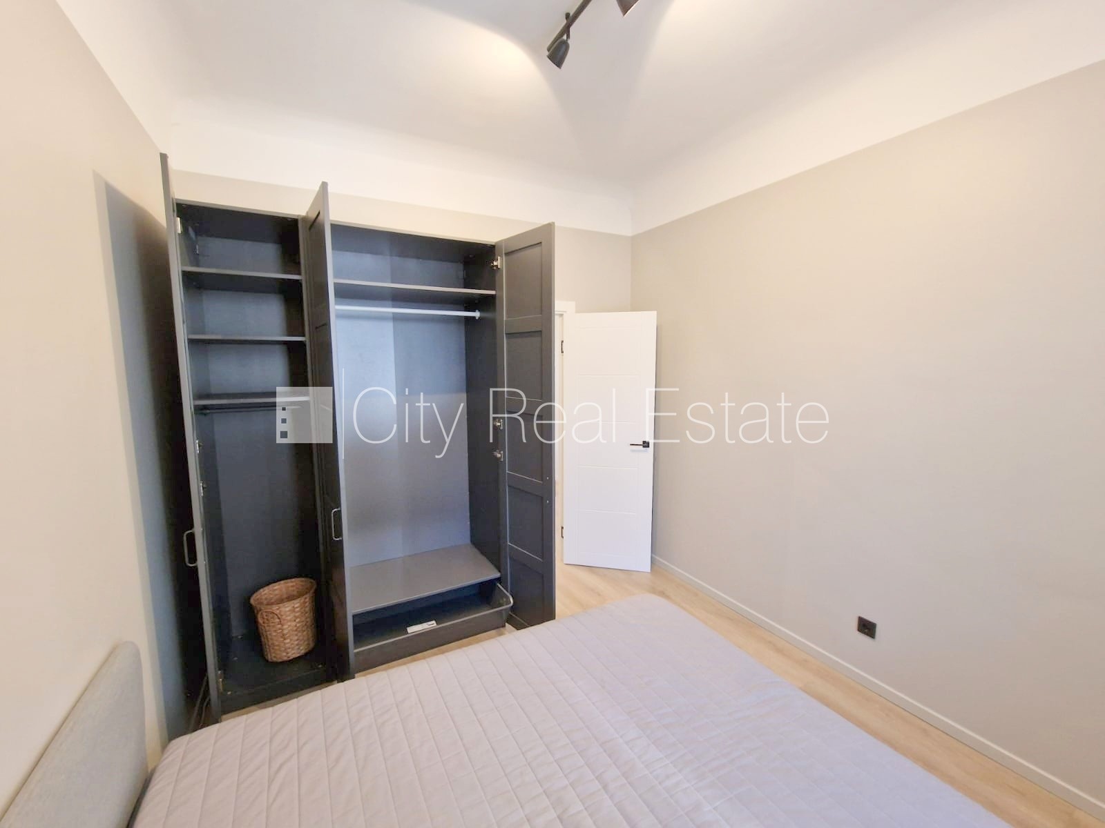 Sludinājumi. Pagalma ēka, renovēta māja, slēgts pagalms, ieeja no ielas un pagalma, ir lifts, kāpņu telpa pēc Cena: 420 EUR/mēn Foto #12