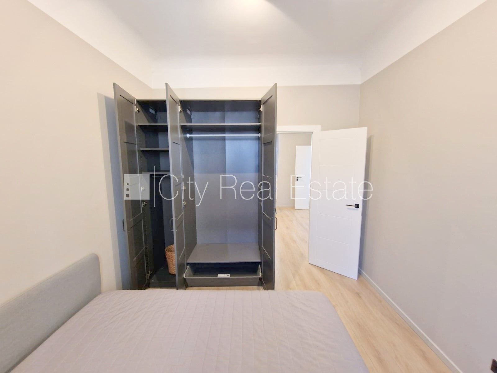 Sludinājumi. Pagalma ēka, renovēta māja, slēgts pagalms, ieeja no ielas un pagalma, ir lifts, kāpņu telpa pēc Cena: 420 EUR/mēn Foto #13