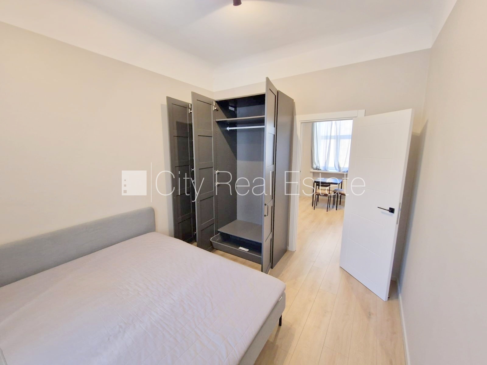 Sludinājumi. Pagalma ēka, renovēta māja, slēgts pagalms, ieeja no ielas un pagalma, ir lifts, kāpņu telpa pēc Cena: 420 EUR/mēn Foto #11