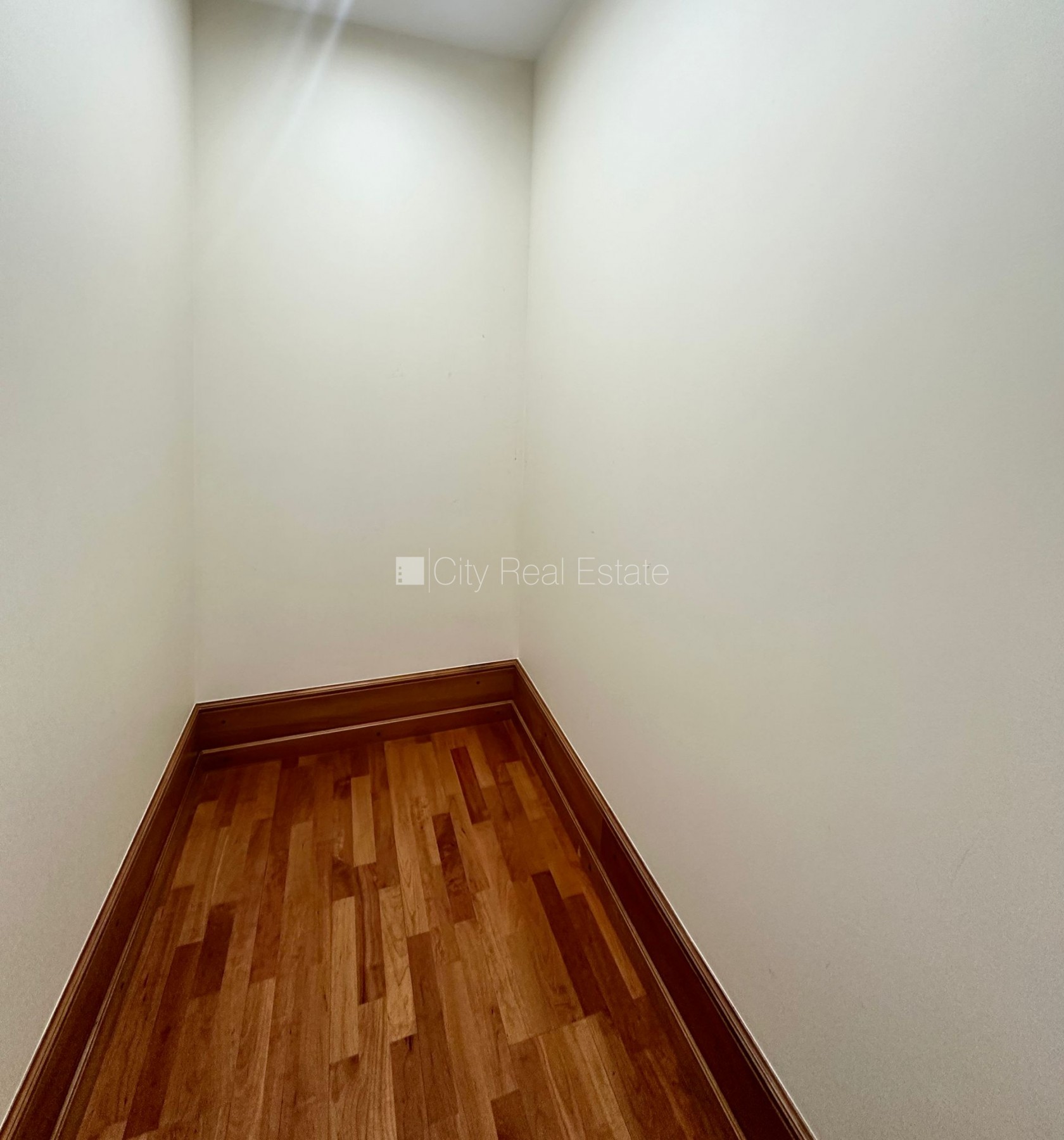 Sludinājumi. Fasādes māja, renovēta māja, labiekārtota apzaļumota teritorija, slēgts pagalms, vieta automašīnai, Cena: 1900 EUR/mēn Foto #15