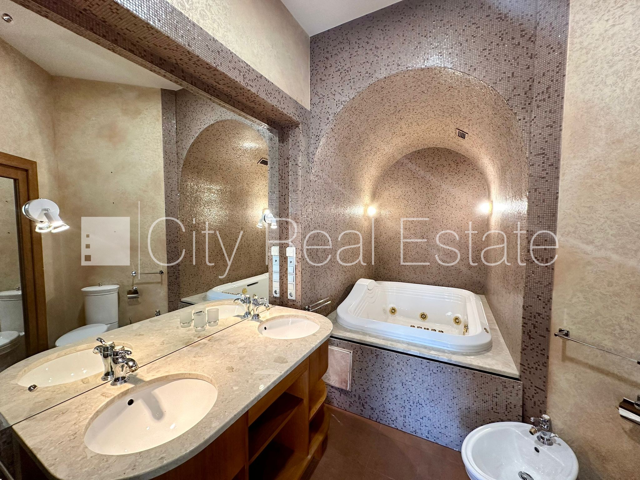 Sludinājumi. Fasādes māja, renovēta māja, labiekārtota apzaļumota teritorija, slēgts pagalms, vieta automašīnai, Cena: 1900 EUR/mēn Foto #13