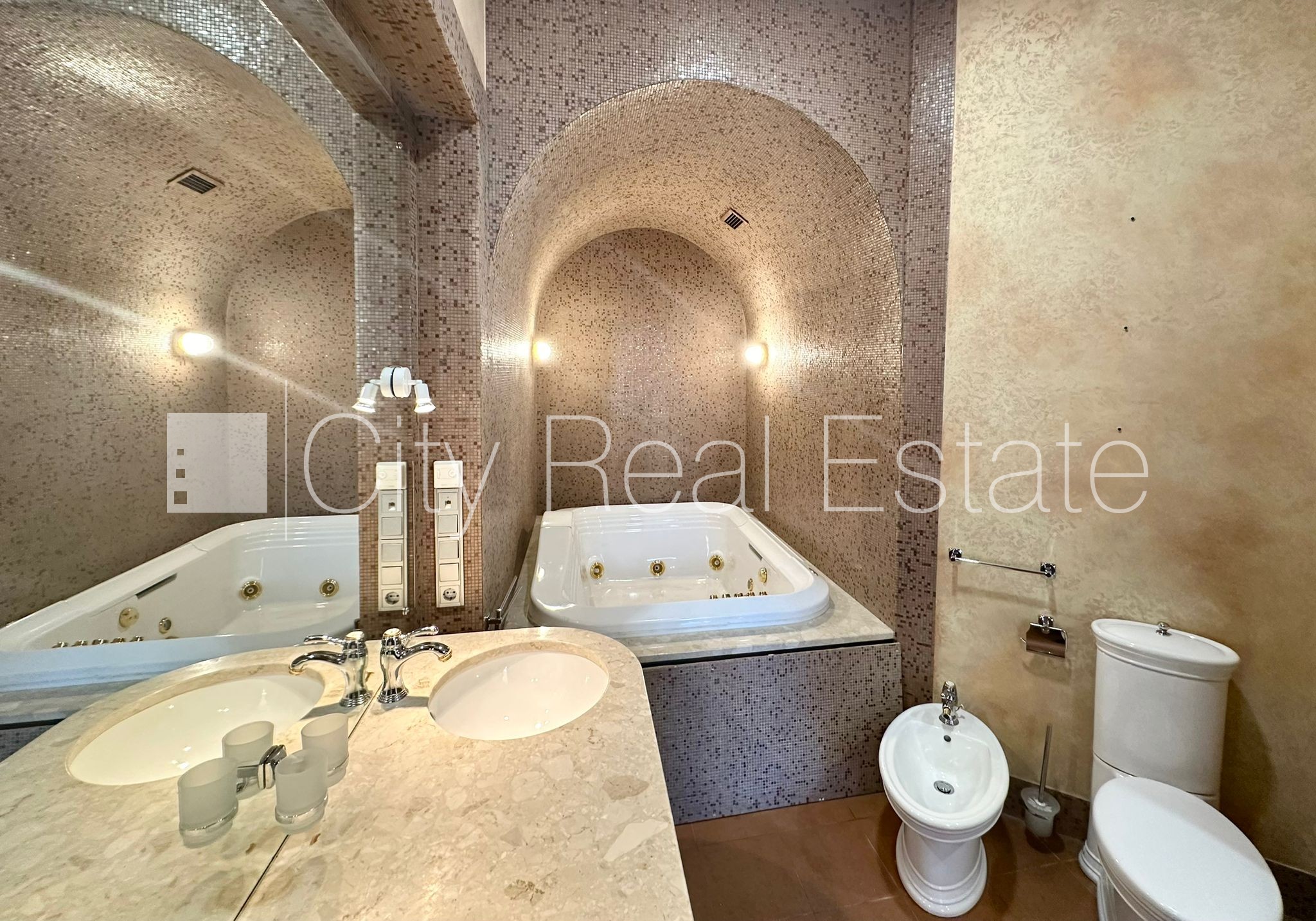 Sludinājumi. Fasādes māja, renovēta māja, labiekārtota apzaļumota teritorija, slēgts pagalms, vieta automašīnai, Cena: 1900 EUR/mēn Foto #14