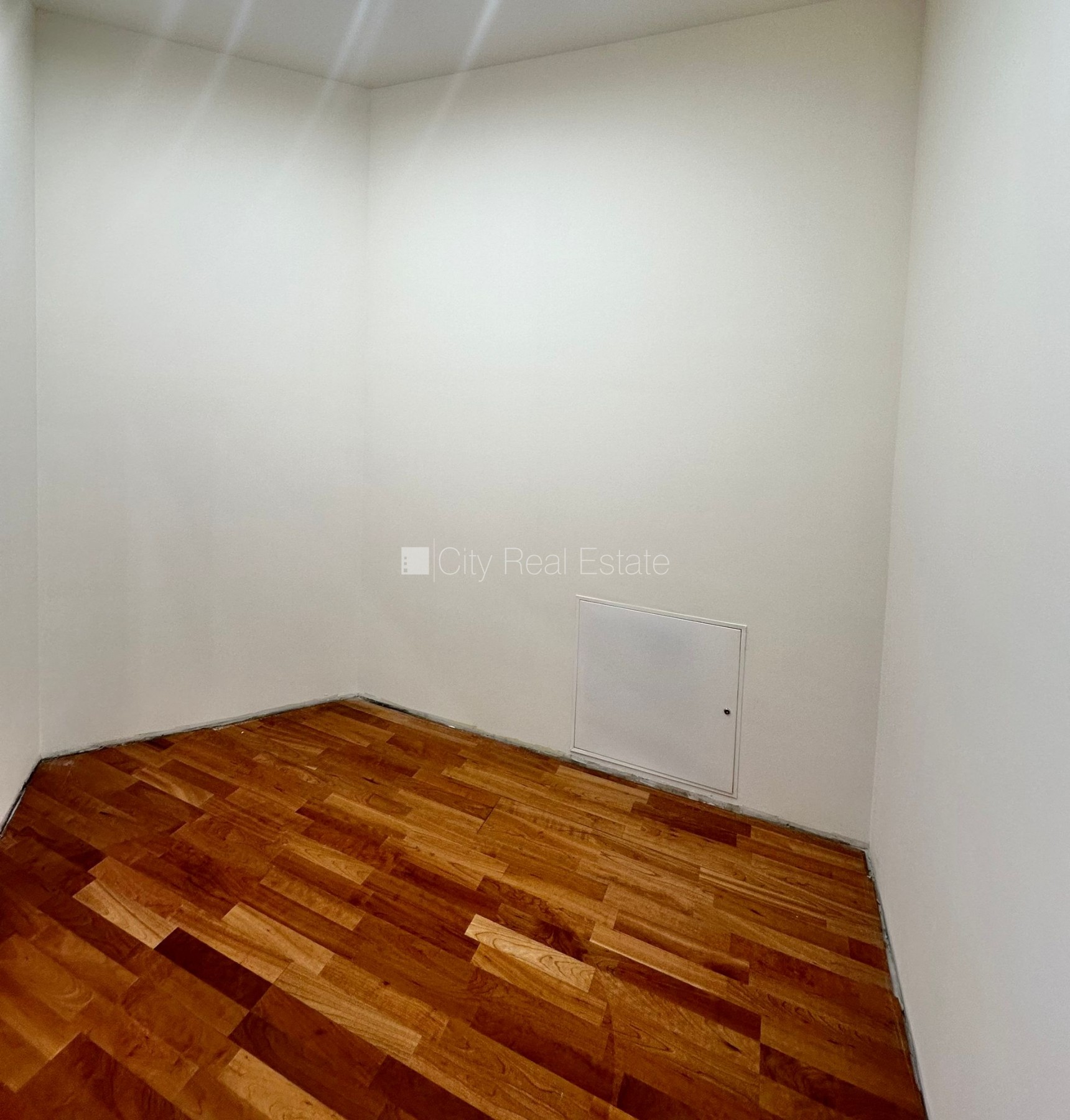 Sludinājumi. Fasādes māja, renovēta māja, labiekārtota apzaļumota teritorija, slēgts pagalms, vieta automašīnai, Cena: 1900 EUR/mēn Foto #16