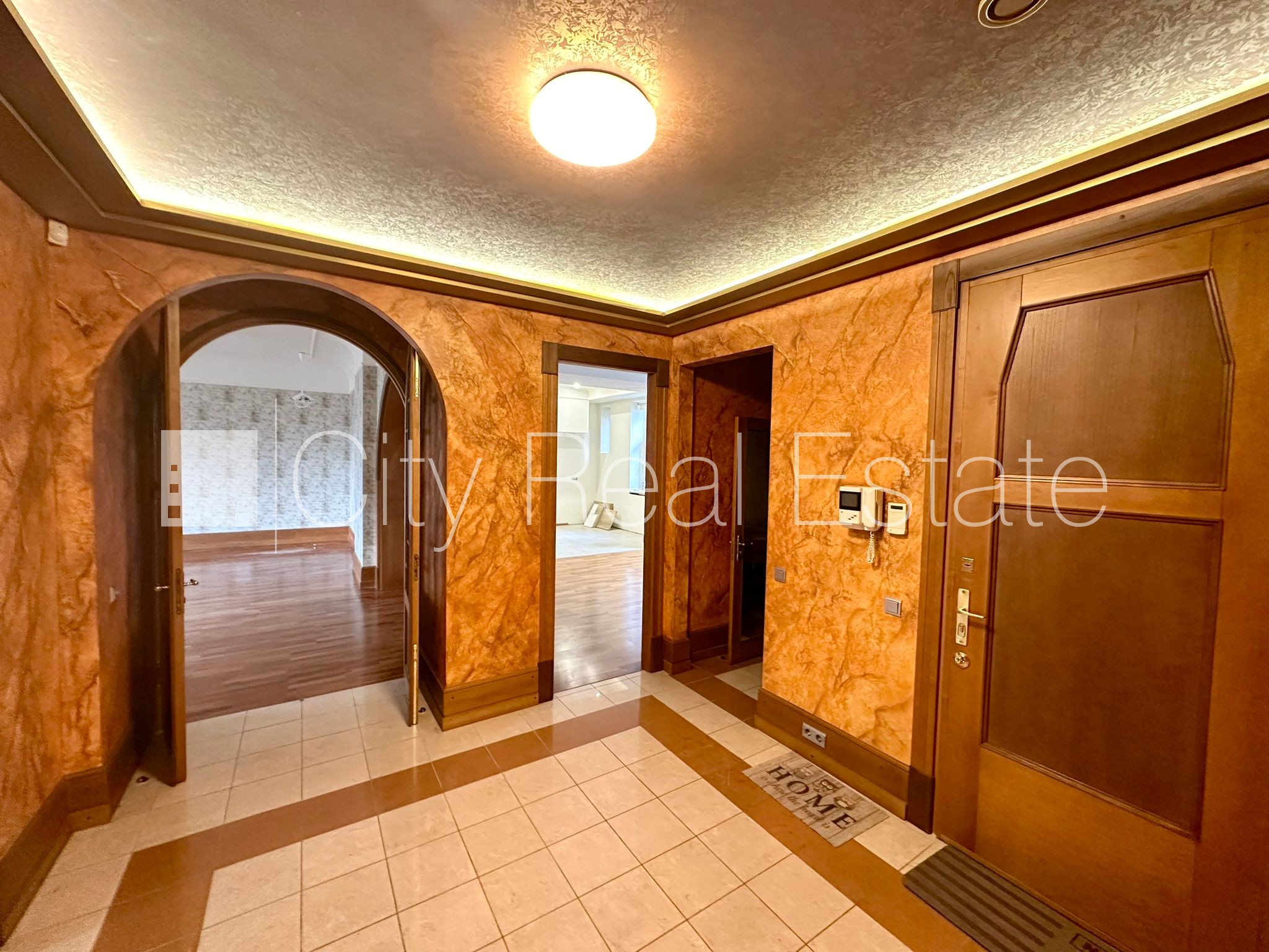 Sludinājumi. Fasādes māja, renovēta māja, labiekārtota apzaļumota teritorija, slēgts pagalms, vieta automašīnai, Cena: 1900 EUR/mēn Foto #21