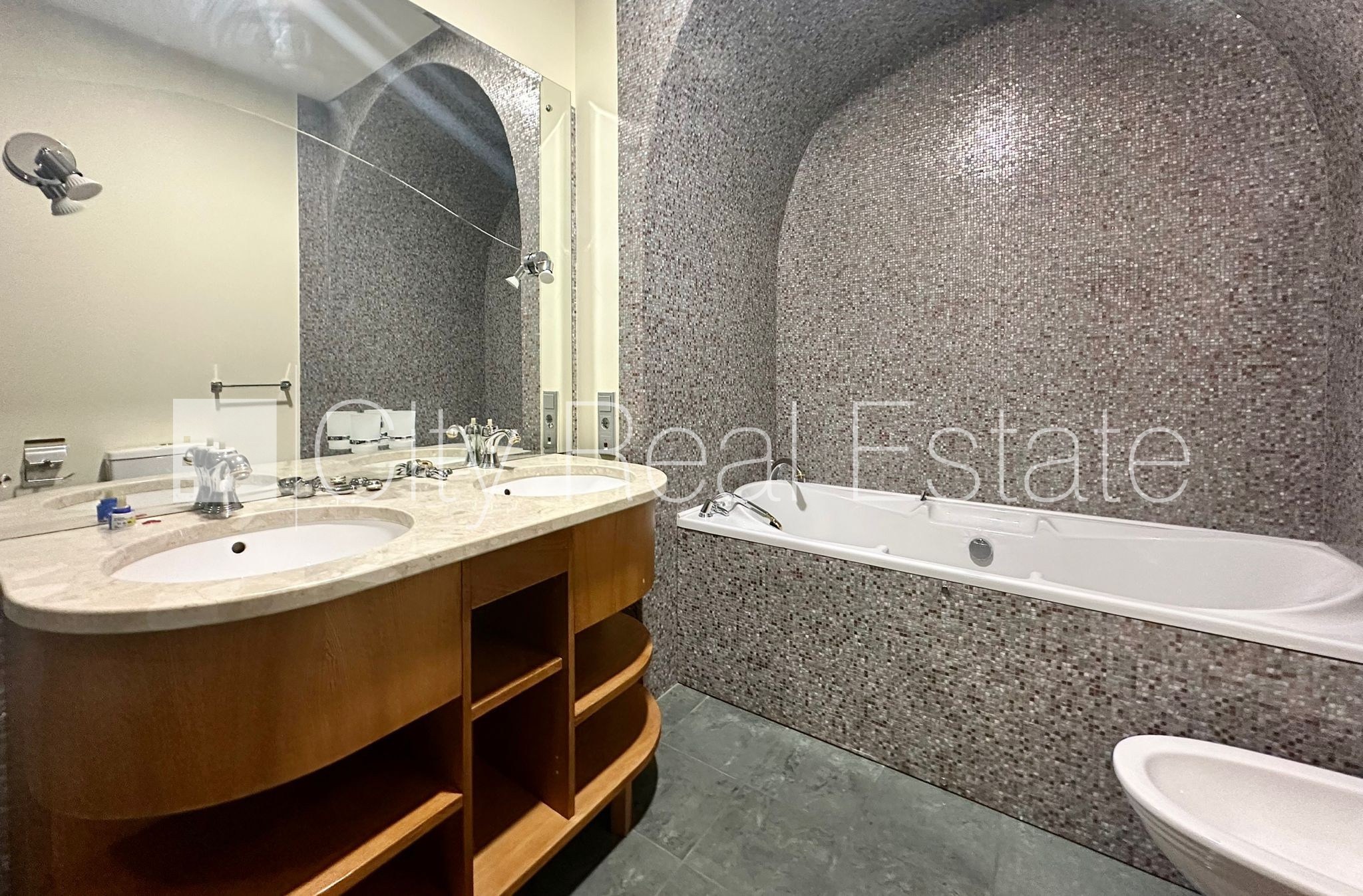 Sludinājumi. Fasādes māja, renovēta māja, labiekārtota apzaļumota teritorija, slēgts pagalms, vieta automašīnai, Cena: 1900 EUR/mēn Foto #18