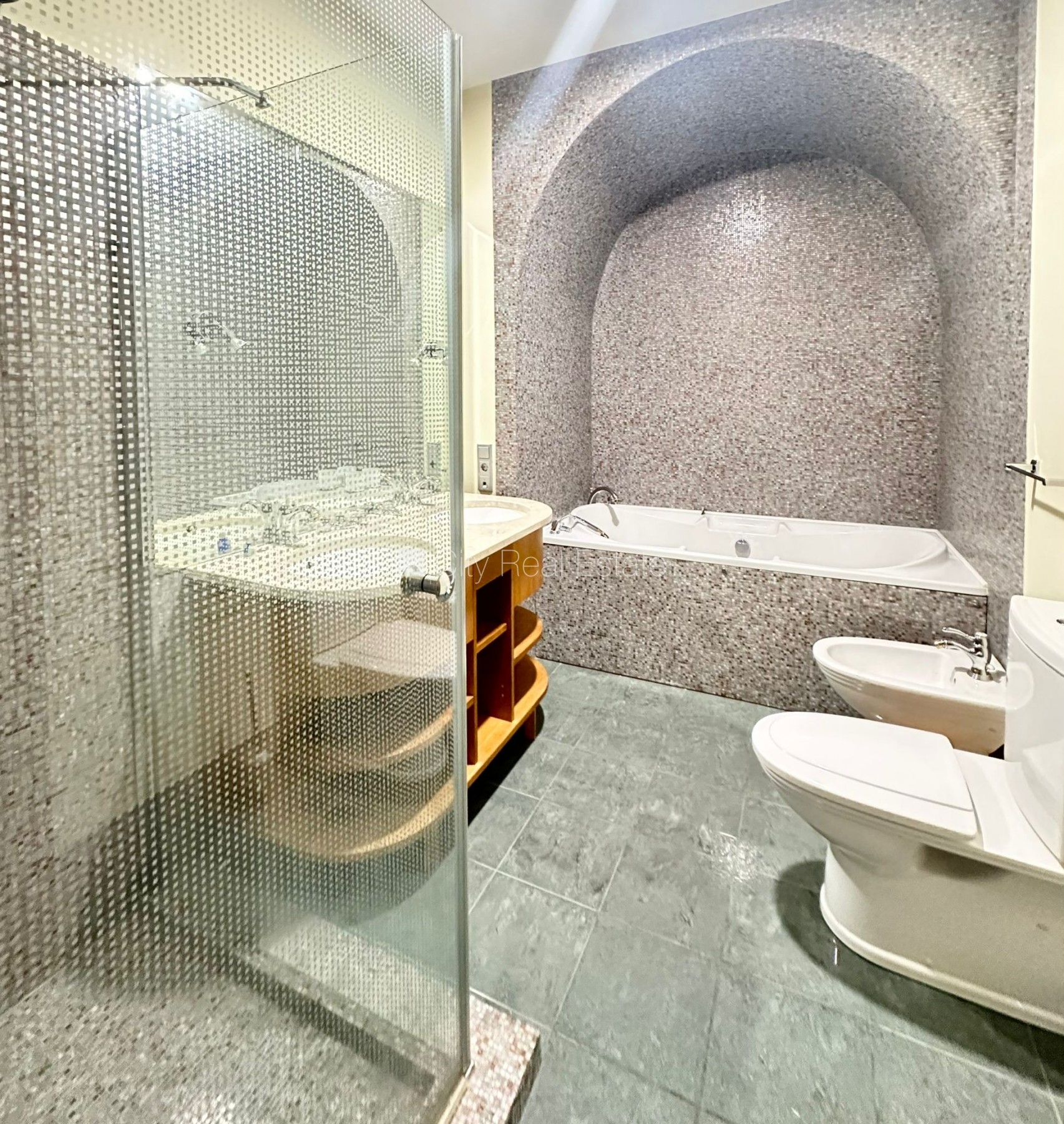 Sludinājumi. Fasādes māja, renovēta māja, labiekārtota apzaļumota teritorija, slēgts pagalms, vieta automašīnai, Cena: 1900 EUR/mēn Foto #17