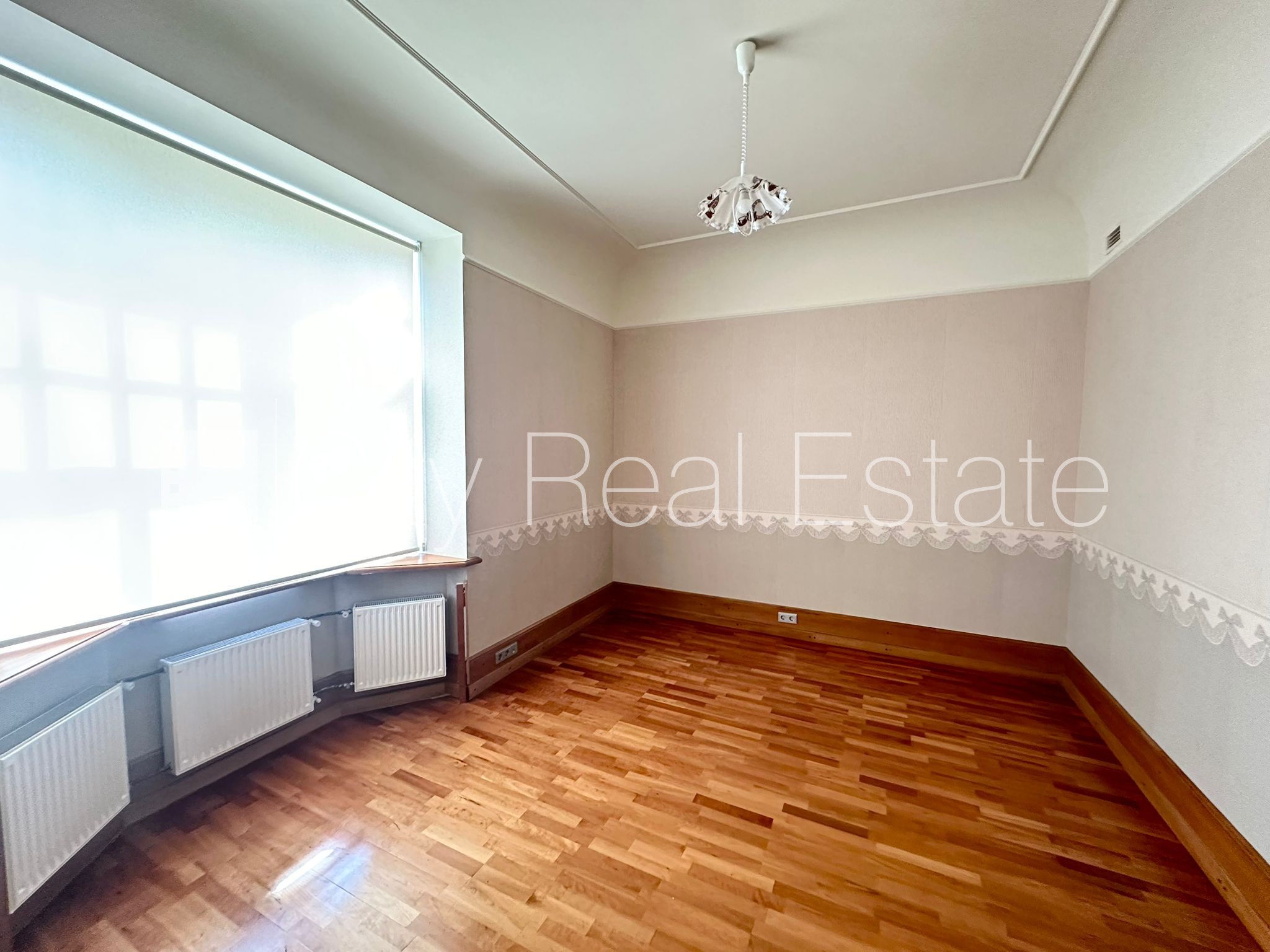 Sludinājumi. Fasādes māja, renovēta māja, labiekārtota apzaļumota teritorija, slēgts pagalms, vieta automašīnai, Cena: 1900 EUR/mēn Foto #8