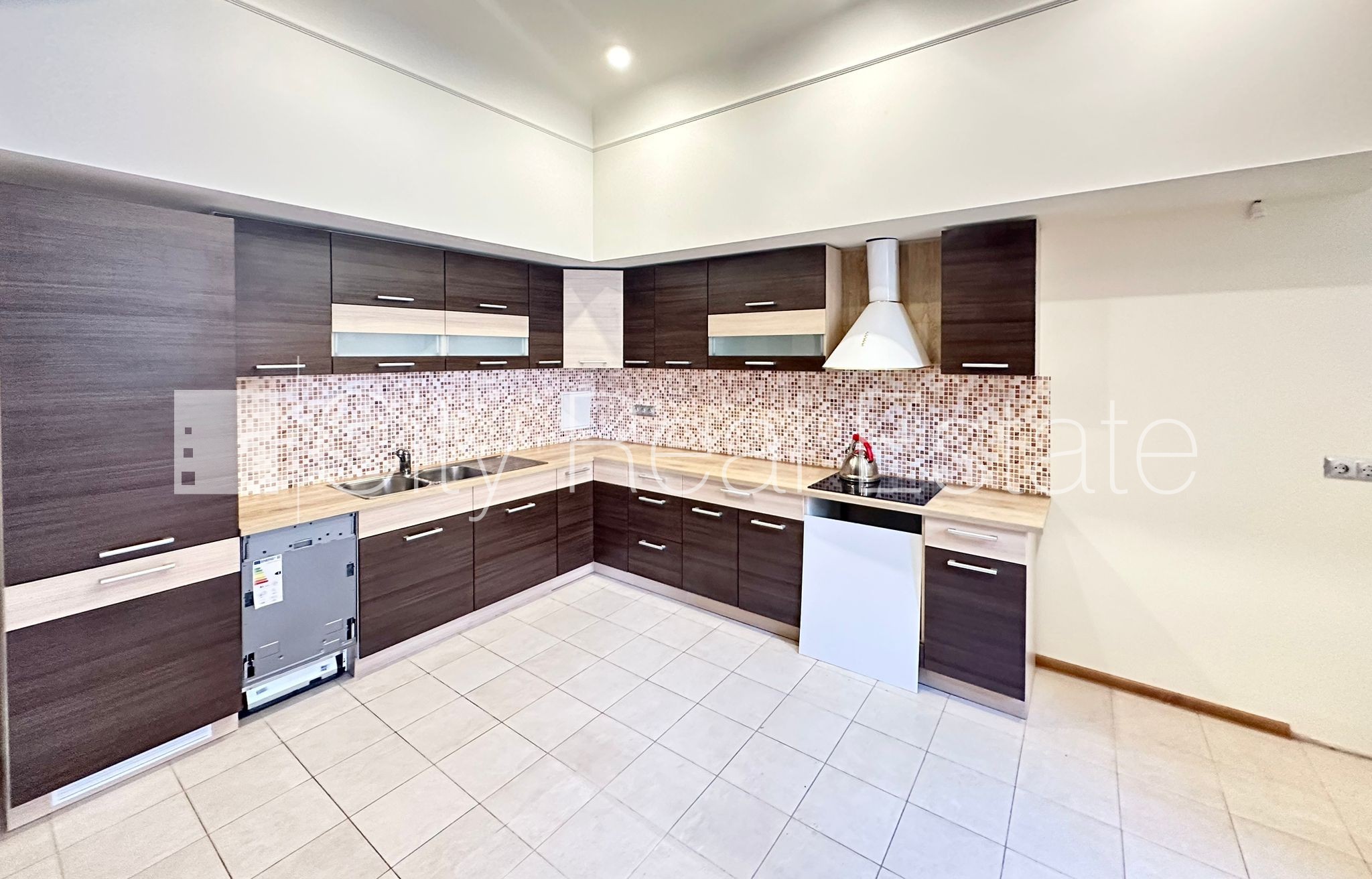 Sludinājumi. Fasādes māja, renovēta māja, labiekārtota apzaļumota teritorija, slēgts pagalms, vieta automašīnai, Cena: 1900 EUR/mēn Foto #5