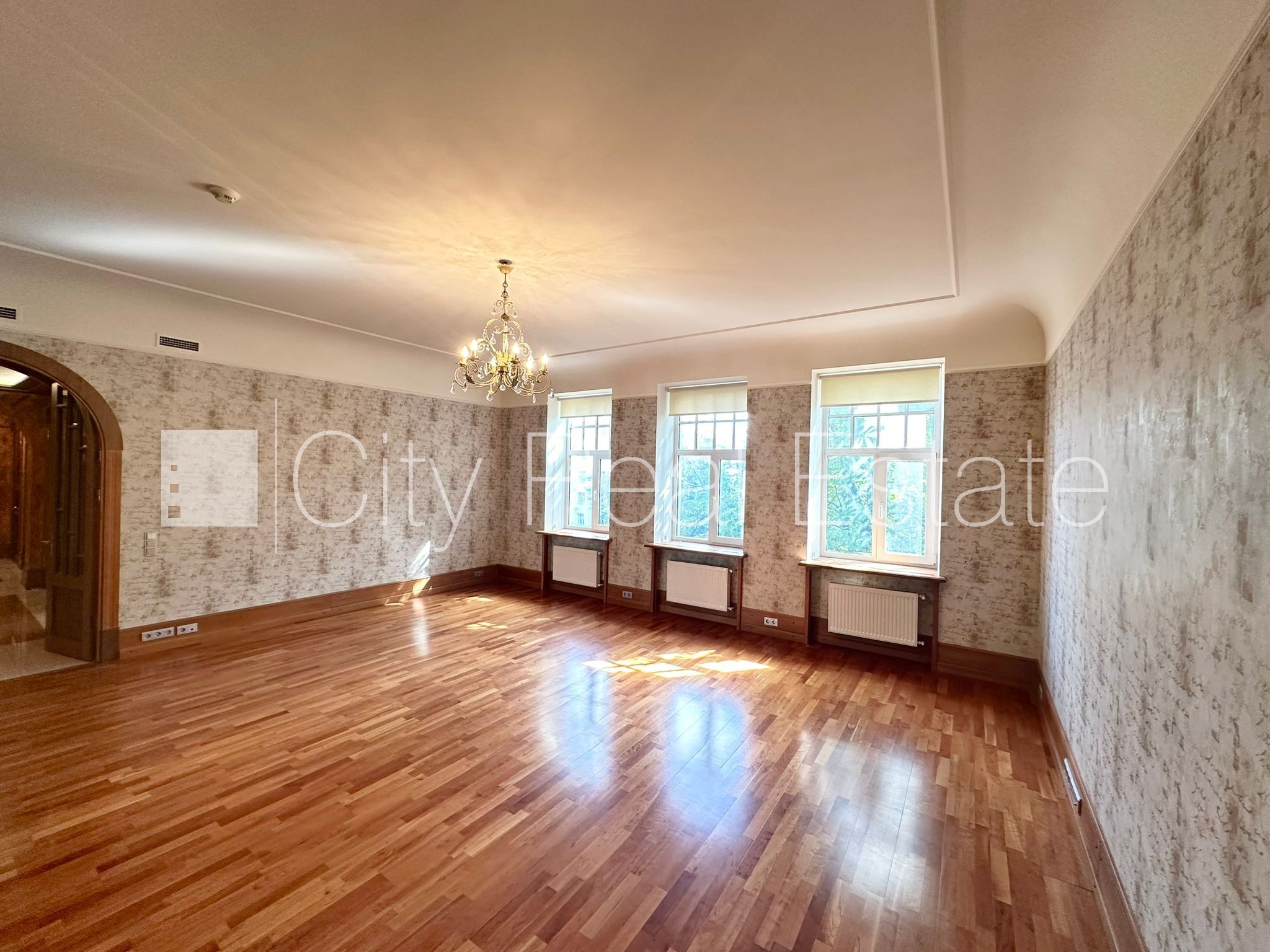 Sludinājumi. Fasādes māja, renovēta māja, labiekārtota apzaļumota teritorija, slēgts pagalms, vieta automašīnai, Cena: 1900 EUR/mēn Foto #2