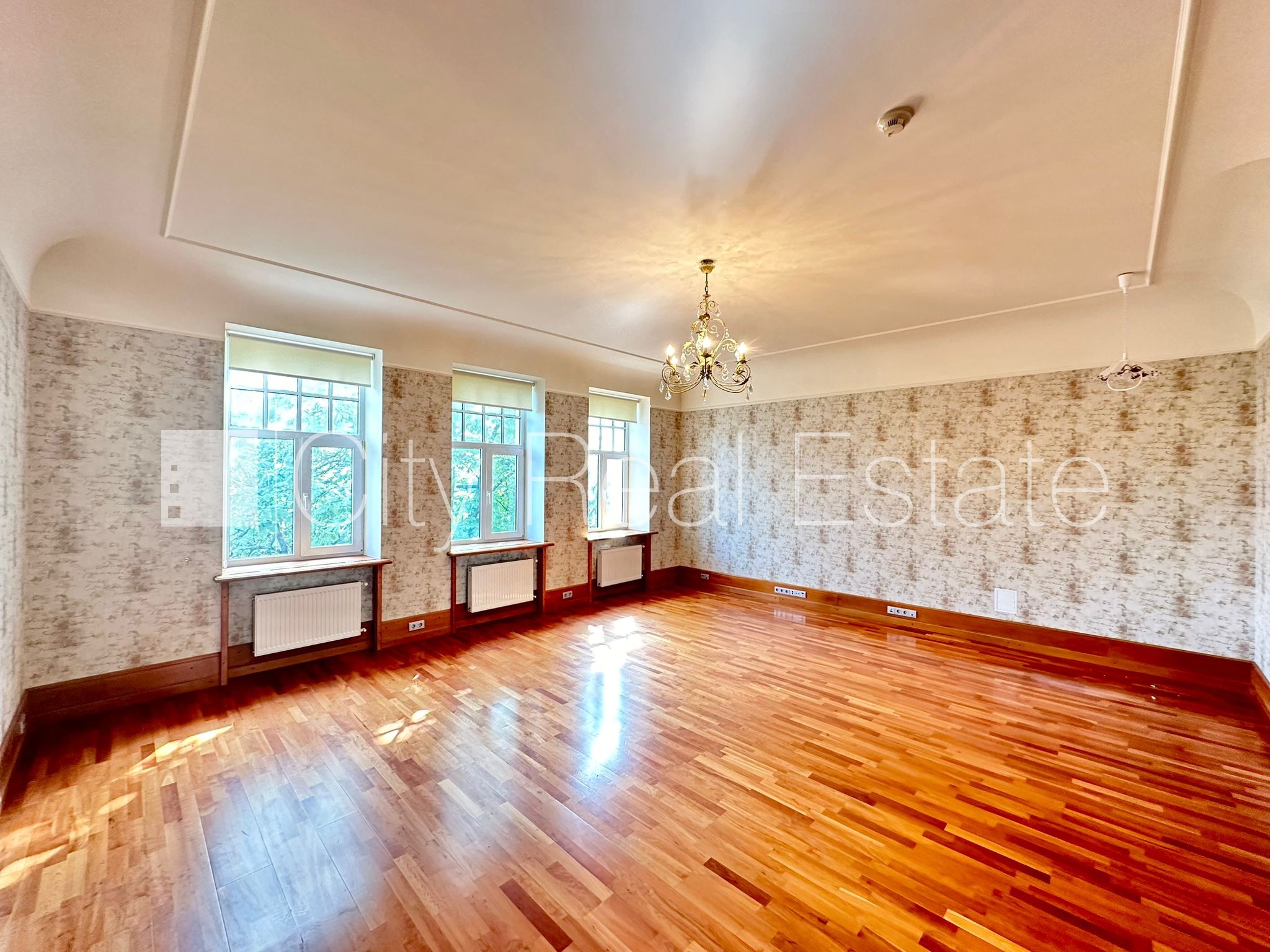 Sludinājumi. Fasādes māja, renovēta māja, labiekārtota apzaļumota teritorija, slēgts pagalms, vieta automašīnai, Cena: 1900 EUR/mēn Foto #1