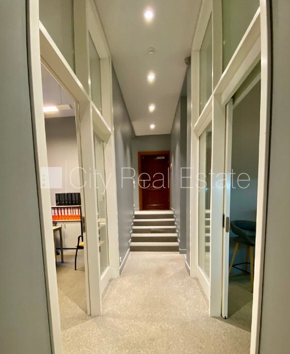 Sludinājumi. Fasādes māja, renovēta māja, ieeja no ielas, logi vērsti mājas abās pusēs, gaisa ventilācijas Cena: 3000 EUR/mēn Foto #4