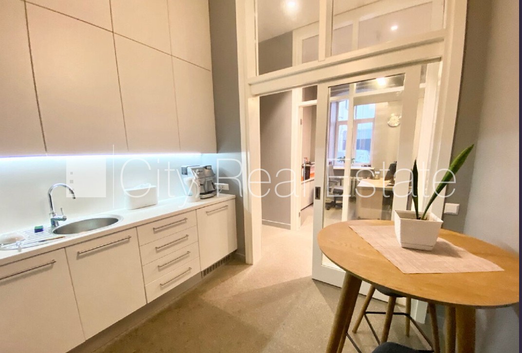 Sludinājumi. Fasādes māja, renovēta māja, ieeja no ielas, logi vērsti mājas abās pusēs, gaisa ventilācijas Cena: 3000 EUR/mēn Foto #6