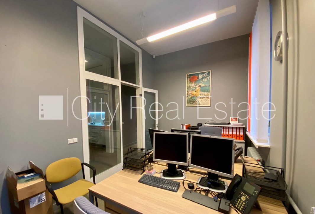 Sludinājumi. Fasādes māja, renovēta māja, ieeja no ielas, logi vērsti mājas abās pusēs, gaisa ventilācijas Cena: 3000 EUR/mēn Foto #7