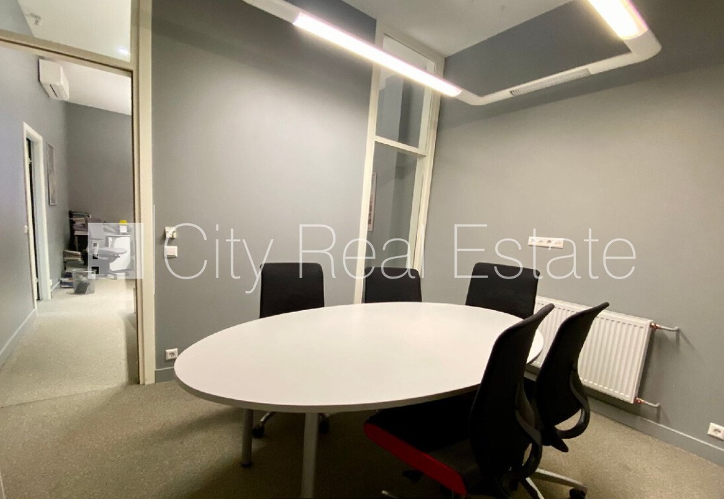 Sludinājumi. Fasādes māja, renovēta māja, ieeja no ielas, logi vērsti mājas abās pusēs, gaisa ventilācijas Cena: 3000 EUR/mēn Foto #8