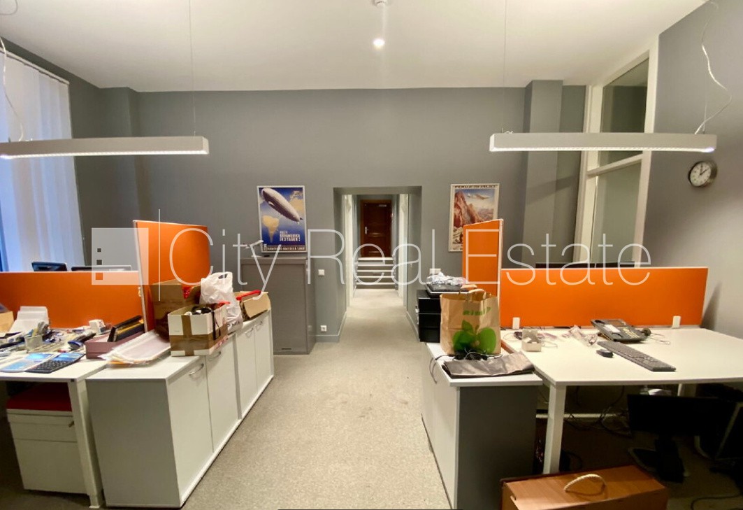 Sludinājumi. Fasādes māja, renovēta māja, ieeja no ielas, logi vērsti mājas abās pusēs, gaisa ventilācijas Cena: 3000 EUR/mēn Foto #5