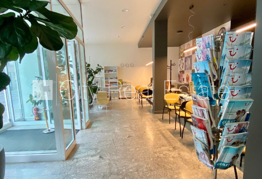 Sludinājumi. Fasādes māja, renovēta māja, ieeja no ielas, logi vērsti mājas abās pusēs, gaisa ventilācijas Cena: 3000 EUR/mēn Foto #3