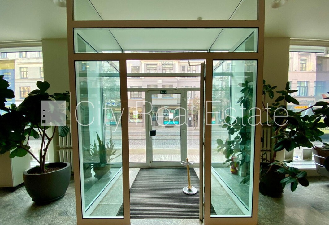 Sludinājumi. Fasādes māja, renovēta māja, ieeja no ielas, logi vērsti mājas abās pusēs, gaisa ventilācijas Cena: 3000 EUR/mēn Foto #9