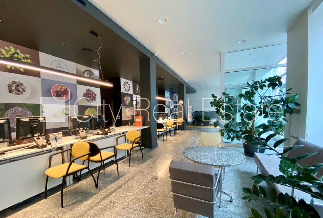 Sludinājumi. Fasādes māja, renovēta māja, ieeja no ielas, logi vērsti mājas abās pusēs, gaisa ventilācijas Cena: 3000 EUR/mēn Foto #2