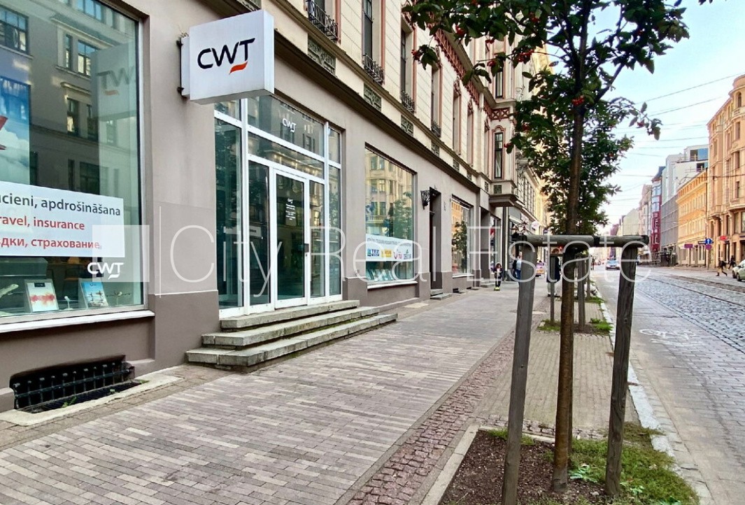 Sludinājumi. Fasādes māja, renovēta māja, ieeja no ielas, logi vērsti mājas abās pusēs, gaisa ventilācijas Cena: 3000 EUR/mēn Foto #1