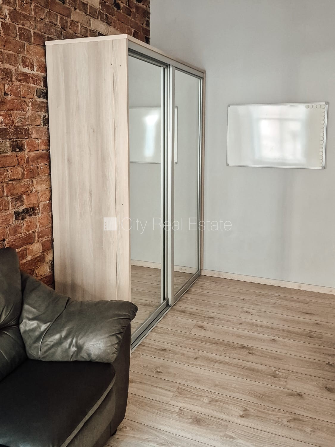 Sludinājumi. Fasādes māja, slēgts pagalms, ieeja no ielas, logi vērsti mājas abās pusēs, istabas izolētas 3 Cena: 295000 EUR Foto #17