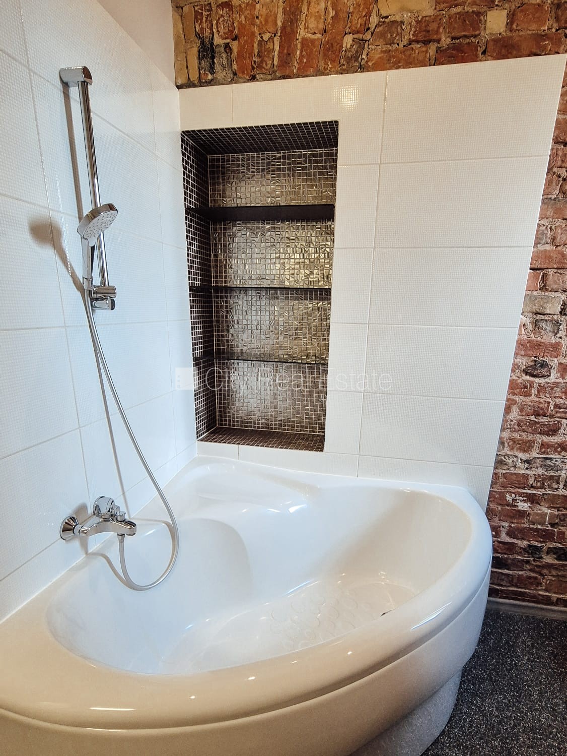 Sludinājumi. Fasādes māja, slēgts pagalms, ieeja no ielas, logi vērsti mājas abās pusēs, istabas izolētas 3 Cena: 295000 EUR Foto #25