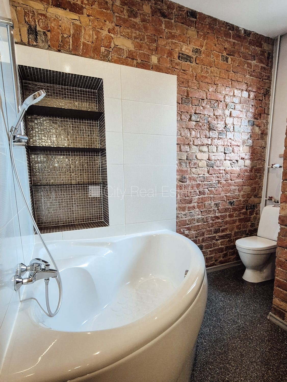 Sludinājumi. Fasādes māja, slēgts pagalms, ieeja no ielas, logi vērsti mājas abās pusēs, istabas izolētas 3 Cena: 295000 EUR Foto #24