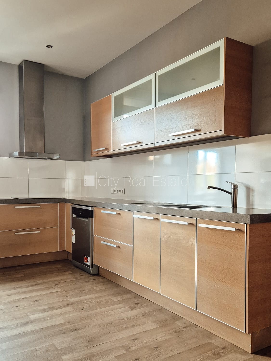 Sludinājumi. Fasādes māja, slēgts pagalms, ieeja no ielas, logi vērsti mājas abās pusēs, istabas izolētas 3 Cena: 295000 EUR Foto #6