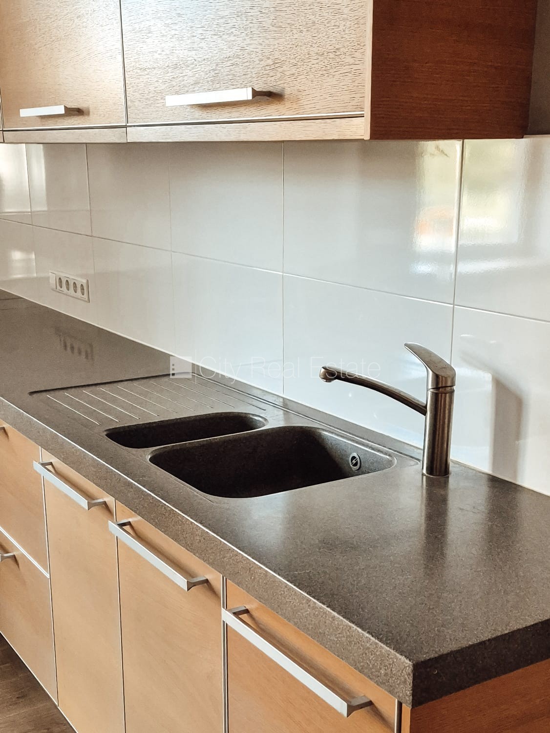 Sludinājumi. Fasādes māja, slēgts pagalms, ieeja no ielas, logi vērsti mājas abās pusēs, istabas izolētas 3 Cena: 295000 EUR Foto #7