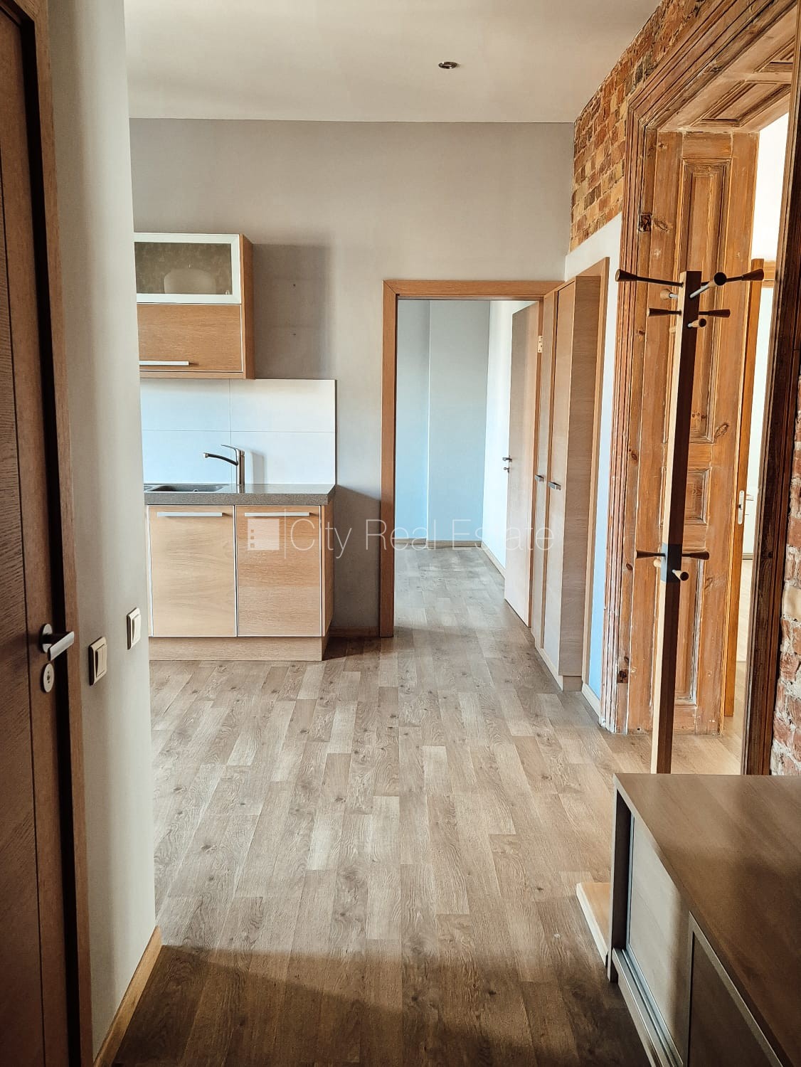 Sludinājumi. Fasādes māja, slēgts pagalms, ieeja no ielas, logi vērsti mājas abās pusēs, istabas izolētas 3 Cena: 295000 EUR Foto #5