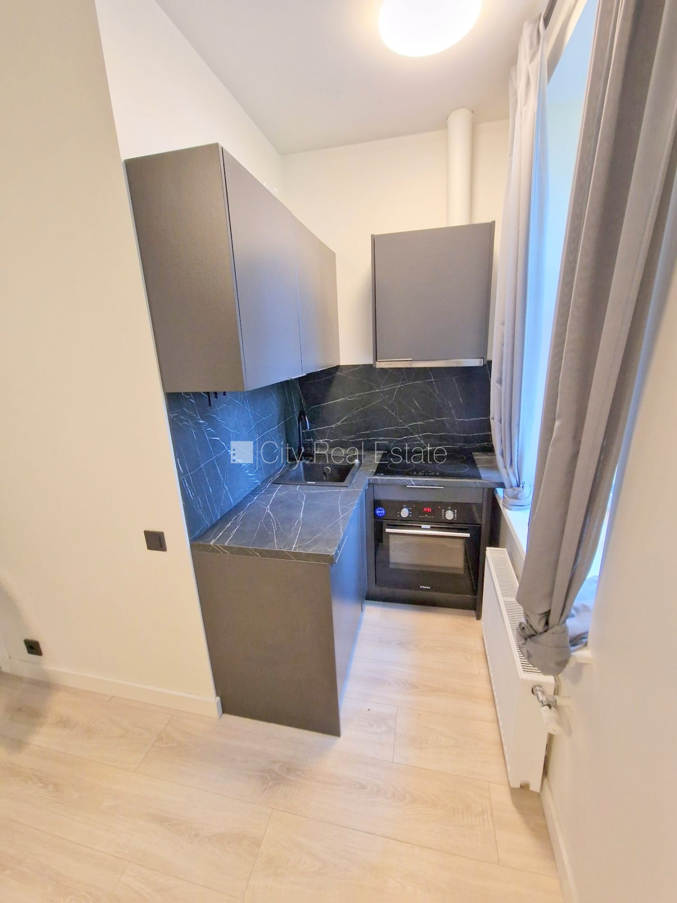 Sludinājumi. Fasādes māja, renovēta māja, slēgts pagalms, ieeja no ielas un pagalma, ir lifts, kāpņu telpa pēc Cena: 390 EUR/mēn Foto #2