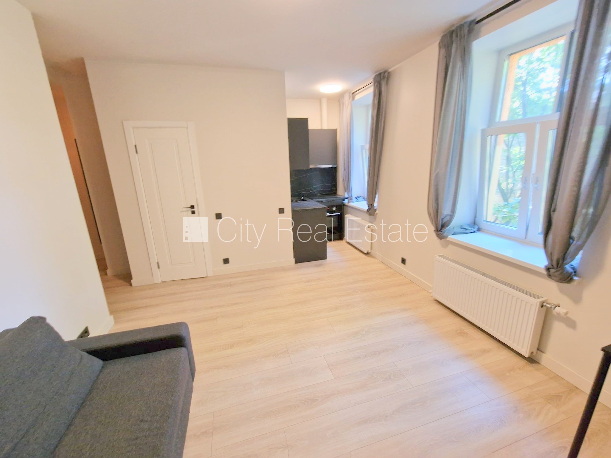 Sludinājumi. Fasādes māja, renovēta māja, slēgts pagalms, ieeja no ielas un pagalma, ir lifts, kāpņu telpa pēc Cena: 390 EUR/mēn Foto #3