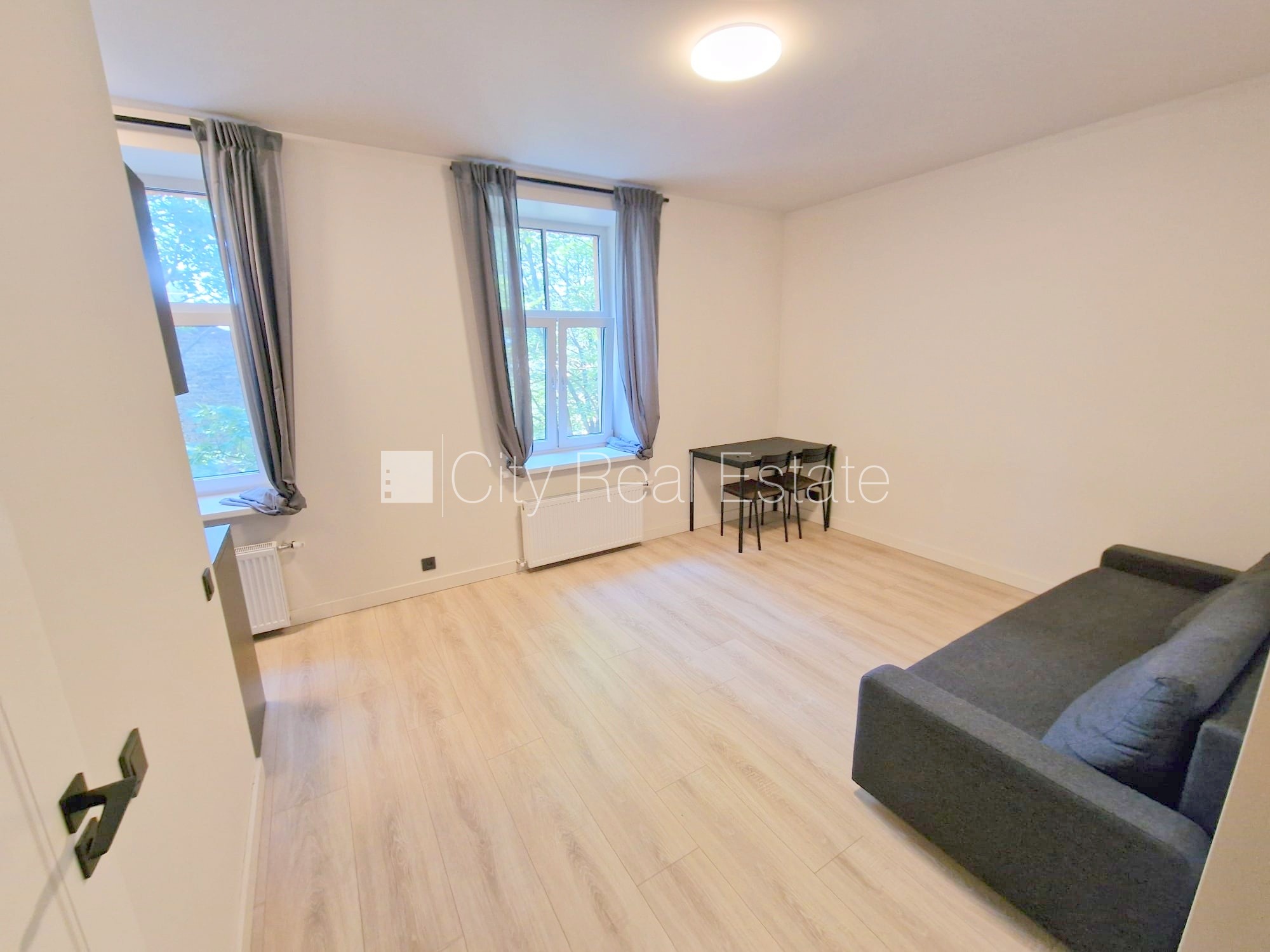 Sludinājumi. Fasādes māja, renovēta māja, slēgts pagalms, ieeja no ielas un pagalma, ir lifts, kāpņu telpa pēc Cena: 390 EUR/mēn Foto #4