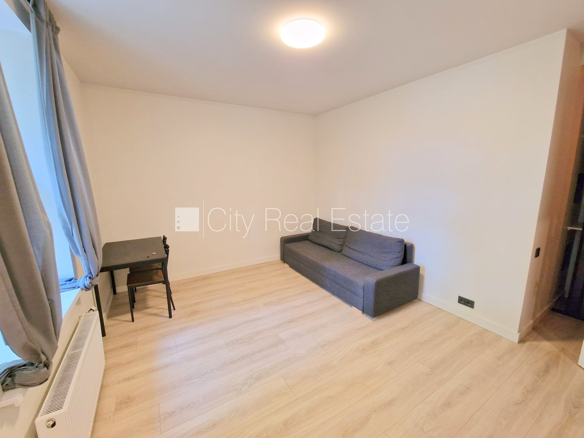 Sludinājumi. Fasādes māja, renovēta māja, slēgts pagalms, ieeja no ielas un pagalma, ir lifts, kāpņu telpa pēc Cena: 390 EUR/mēn Foto #5