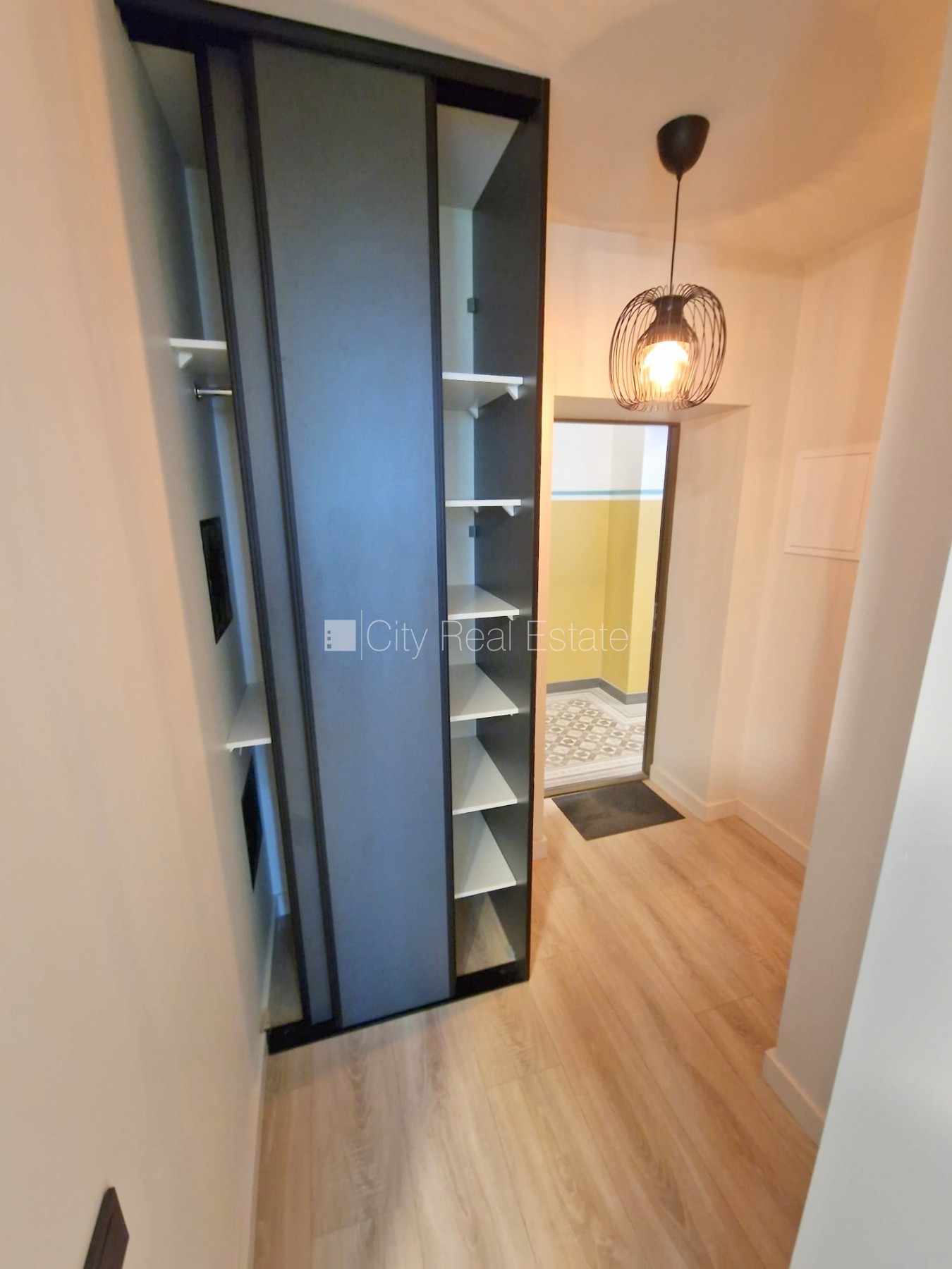 Sludinājumi. Fasādes māja, renovēta māja, slēgts pagalms, ieeja no ielas un pagalma, ir lifts, kāpņu telpa pēc Cena: 390 EUR/mēn Foto #11