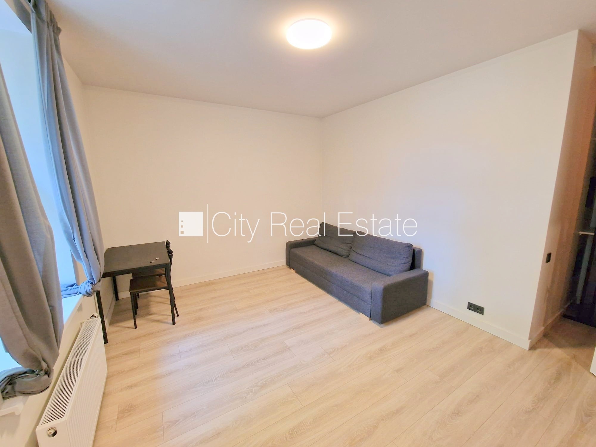 Sludinājumi. Fasādes māja, renovēta māja, slēgts pagalms, ieeja no ielas un pagalma, ir lifts, kāpņu telpa pēc Cena: 390 EUR/mēn Foto #4