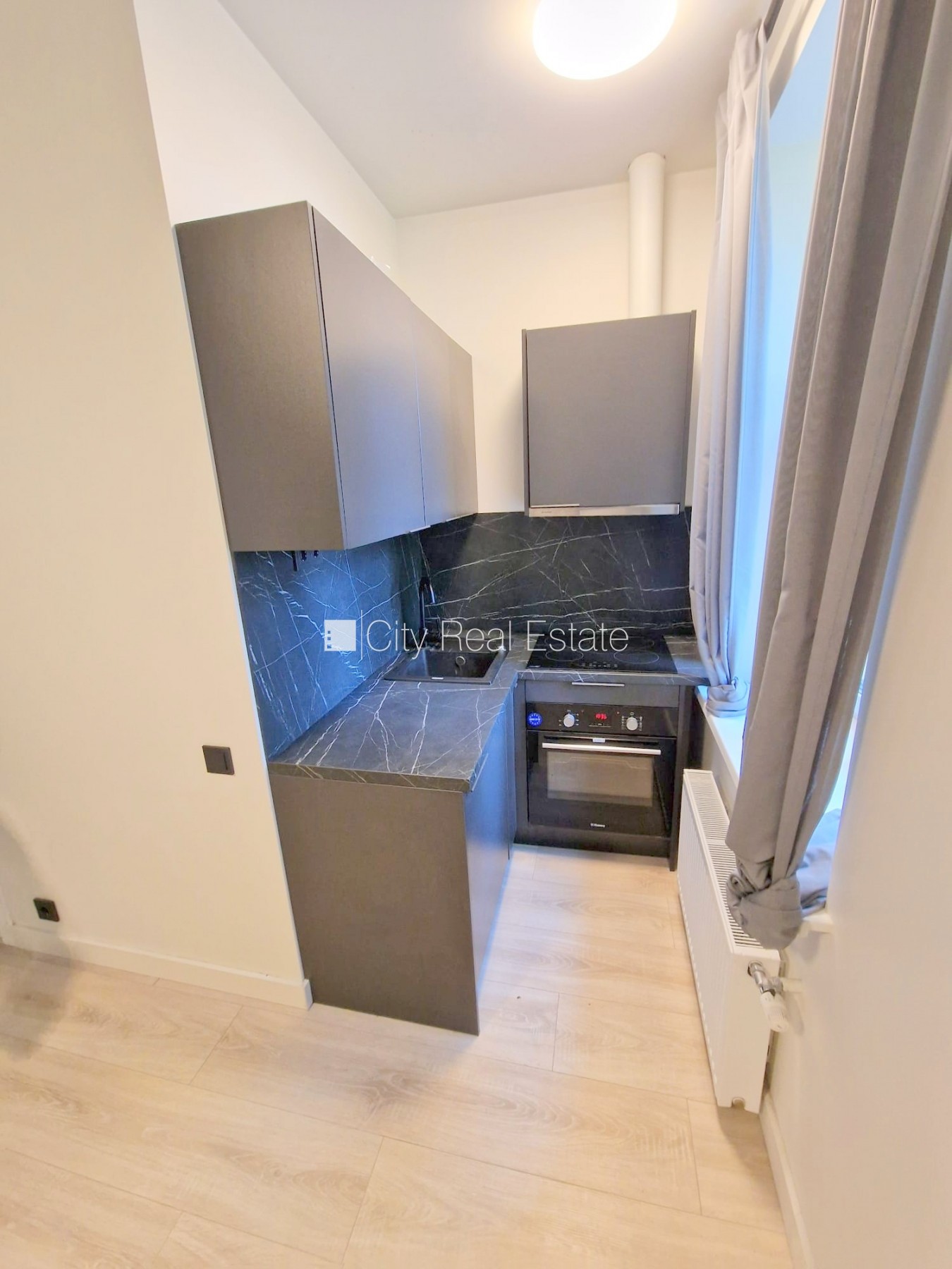 Sludinājumi. Fasādes māja, renovēta māja, slēgts pagalms, ieeja no ielas un pagalma, ir lifts, kāpņu telpa pēc Cena: 390 EUR/mēn Foto #6