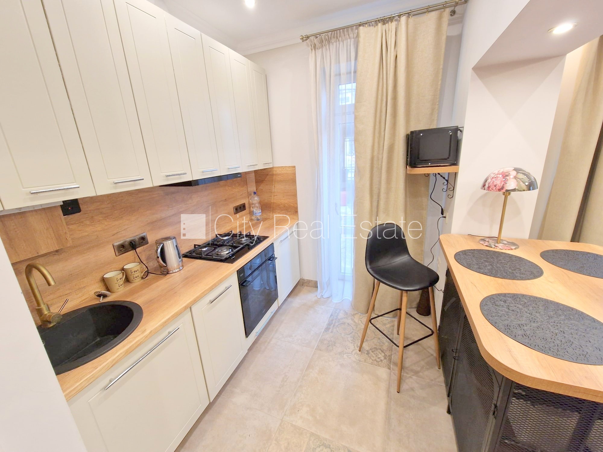 Sludinājumi. Fasādes māja, zaļā teritorija, slēgts pagalms, ieeja no ielas un pagalma, logi vērsti mājas abās Cena: 600 EUR/mēn Foto #9