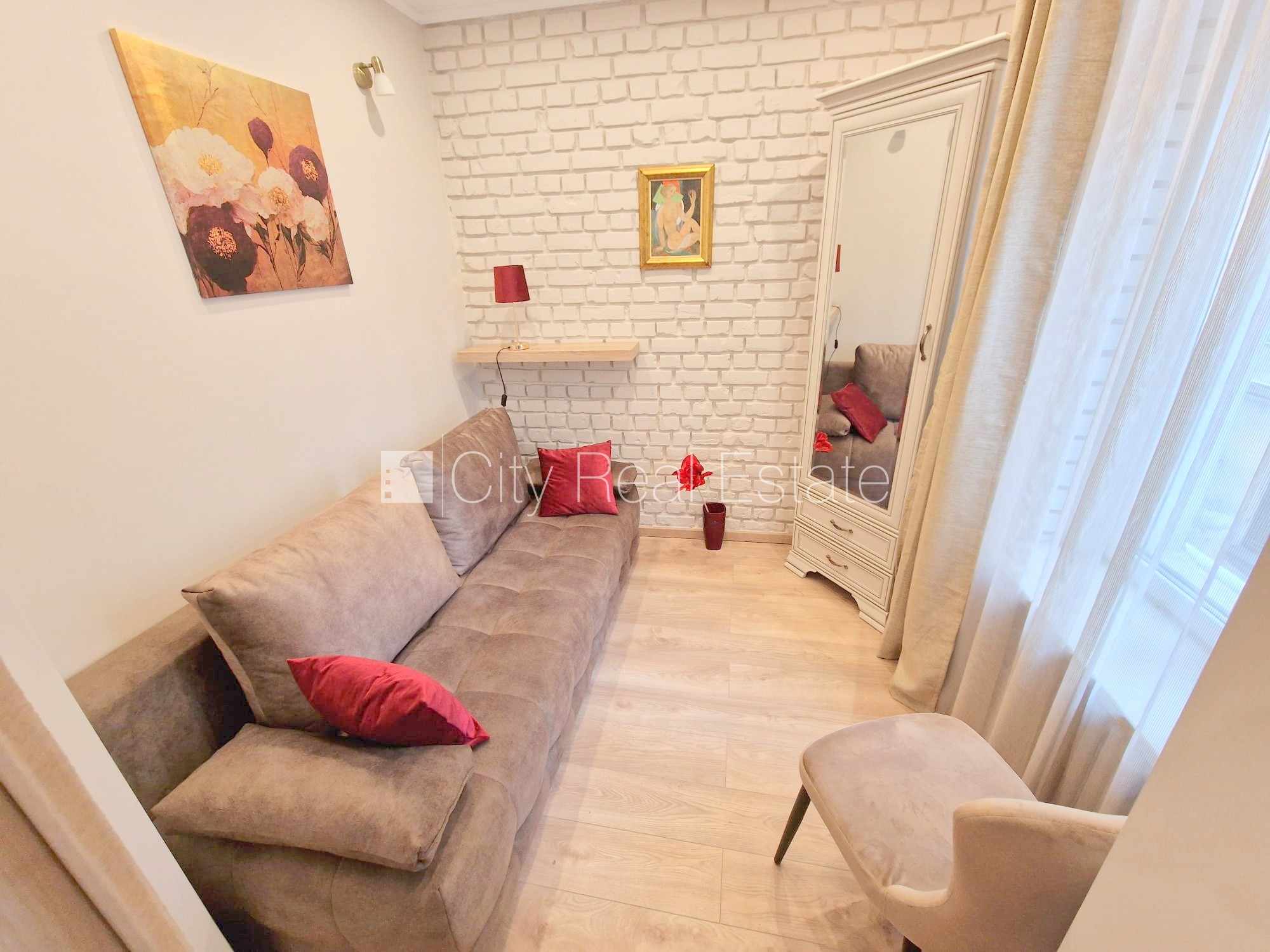 Sludinājumi. Fasādes māja, zaļā teritorija, slēgts pagalms, ieeja no ielas un pagalma, logi vērsti mājas abās Cena: 600 EUR/mēn Foto #25