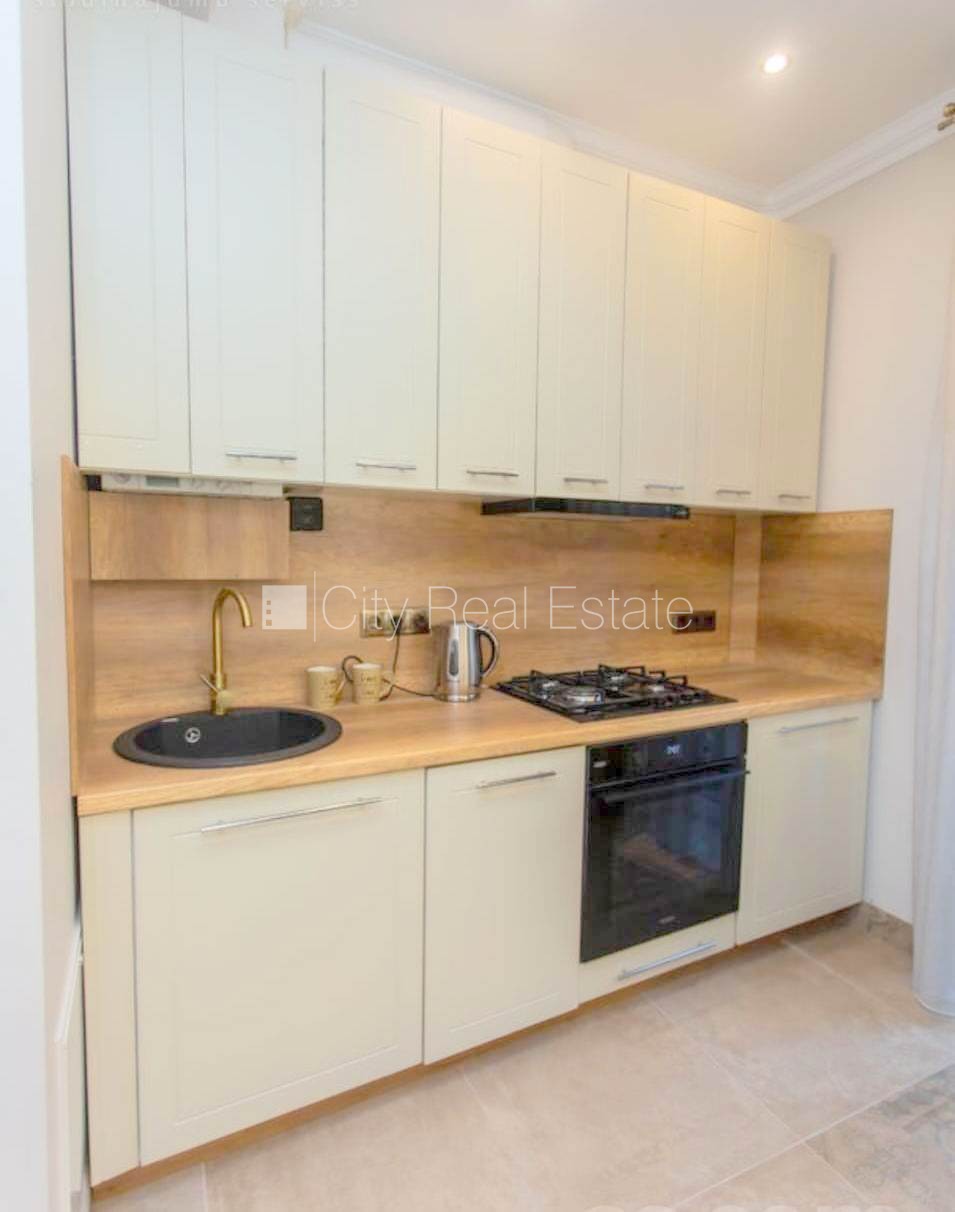 Sludinājumi. Fasādes māja, zaļā teritorija, slēgts pagalms, ieeja no ielas un pagalma, logi vērsti mājas abās Cena: 600 EUR/mēn Foto #10