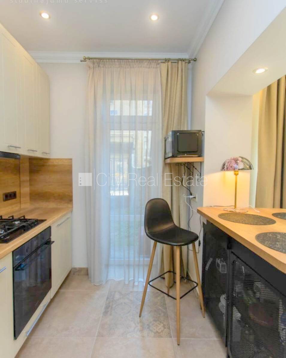 Sludinājumi. Fasādes māja, zaļā teritorija, slēgts pagalms, ieeja no ielas un pagalma, logi vērsti mājas abās Cena: 600 EUR/mēn Foto #12