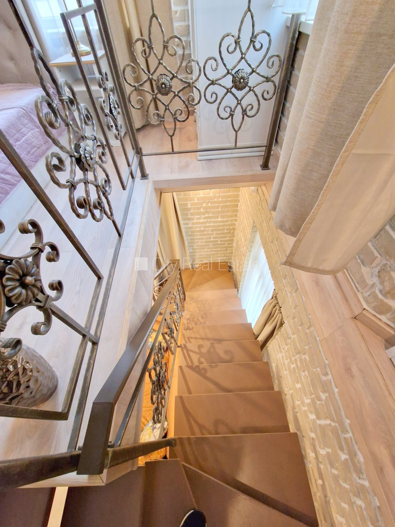 Sludinājumi. Fasādes māja, zaļā teritorija, slēgts pagalms, ieeja no ielas un pagalma, logi vērsti mājas abās Cena: 600 EUR/mēn Foto #15