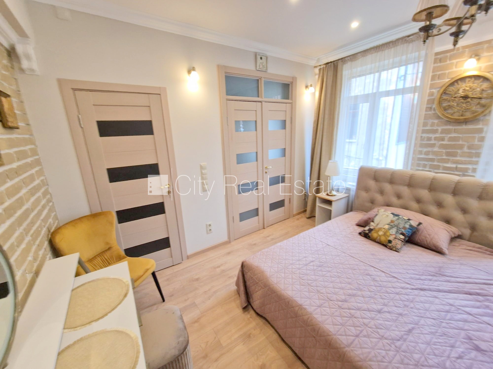 Sludinājumi. Fasādes māja, zaļā teritorija, slēgts pagalms, ieeja no ielas un pagalma, logi vērsti mājas abās Cena: 600 EUR/mēn Foto #21