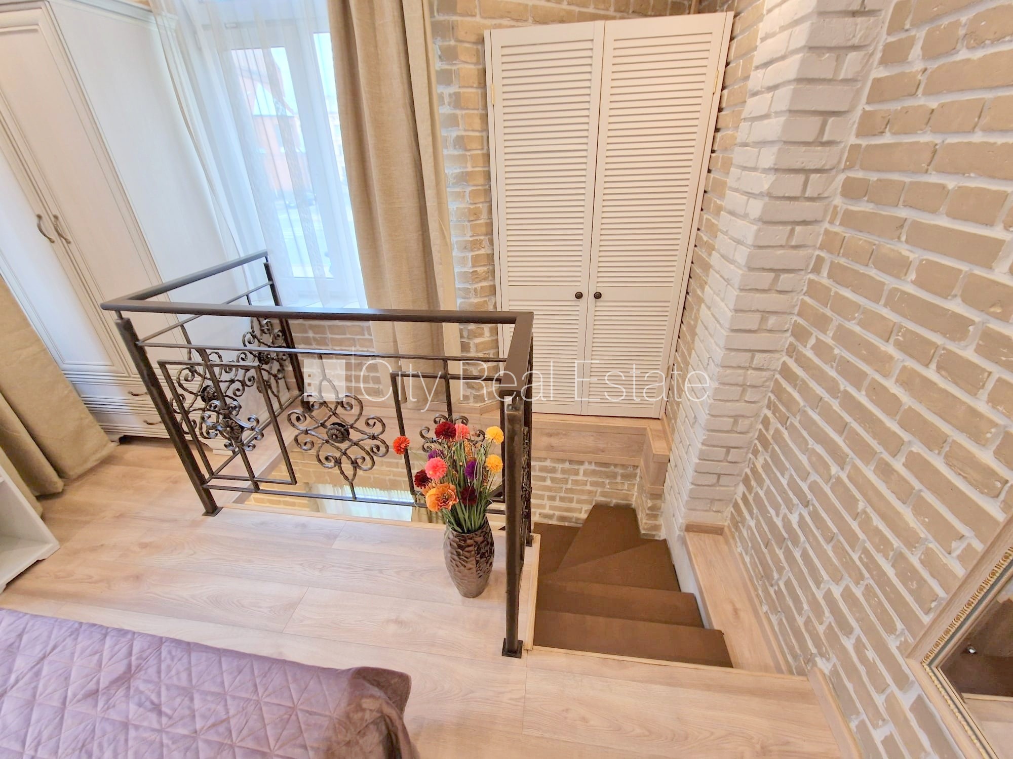 Sludinājumi. Fasādes māja, zaļā teritorija, slēgts pagalms, ieeja no ielas un pagalma, logi vērsti mājas abās Cena: 600 EUR/mēn Foto #17