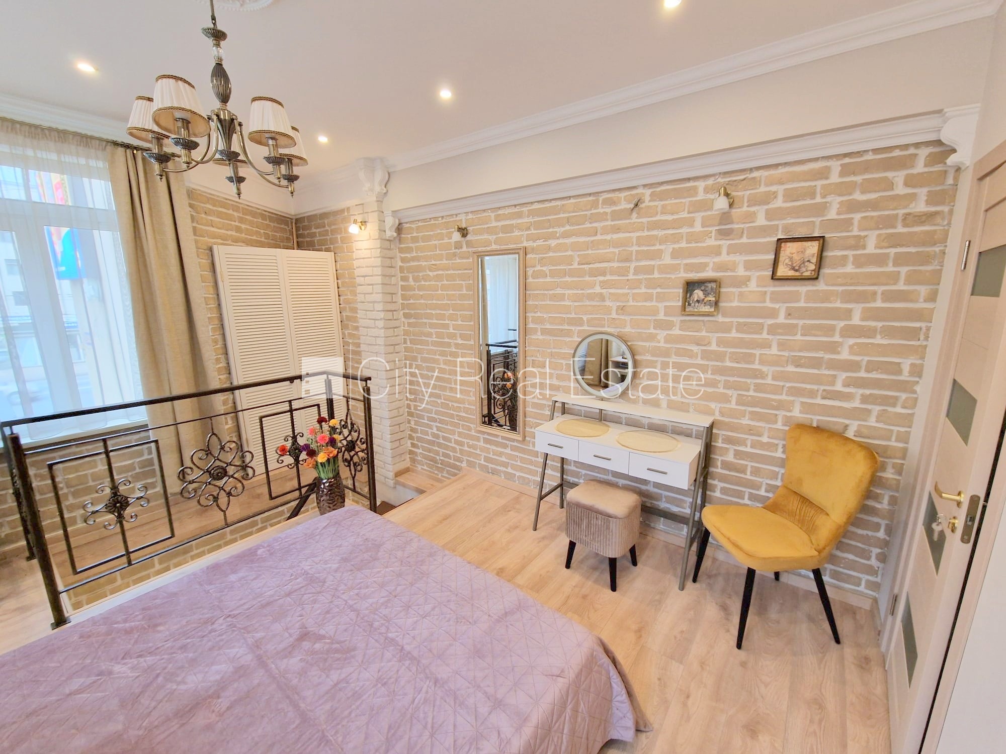 Sludinājumi. Fasādes māja, zaļā teritorija, slēgts pagalms, ieeja no ielas un pagalma, logi vērsti mājas abās Cena: 600 EUR/mēn Foto #22